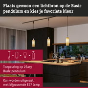 Moderne hanglampen met houtlook en zwarte kabel in stijlvolle keuken met kookeiland