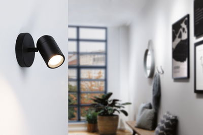 Schwarze LED-Wandleuchte aus Metall mit verstellbarem Strahlerkopf für moderne Innenbeleuchtung.