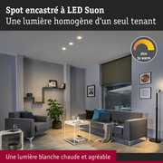 Trois spots LED encastrés dimmables avec lumière blanc chaud dans un salon moderne aux meubles gris