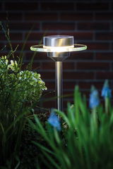 RVS tuinlamp met ronde glazen ring en warm wit LED-licht voor buitengebruik.