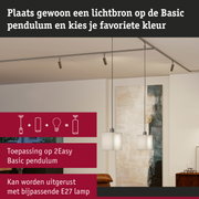Moderne hanglamp met witte glazen kap en metalen ophanging in stijlvolle woonkamer