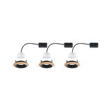 Drie inbouwspots met houten rand en zwarte binnenring, LED-lampen met kabel en aansluitdoos.