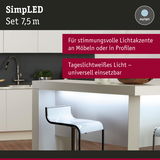 Modernes Kücheninterieur mit weißem Barhocker und LED-Beleuchtung für stimmungsvolle Lichtakzente