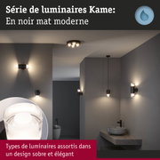 Série de luminaires Kame en noir mat avec appliques et plafonniers assortis dans une salle de bain moderne