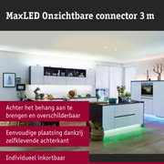 Moderne witte keuken met groene LED-onderverlichting, houten vloer, kookeiland en apparaten