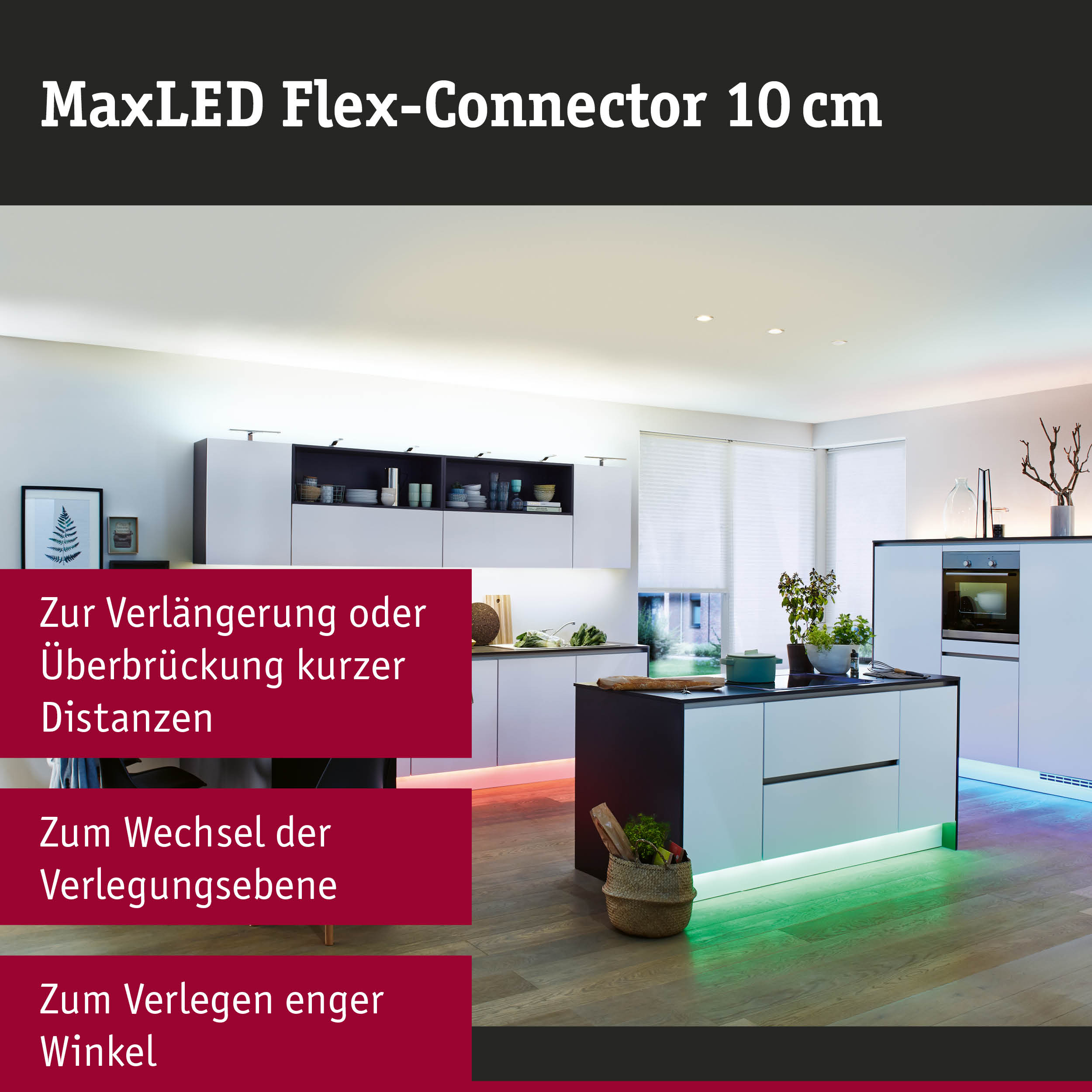 Moderne Küche mit LED-Beleuchtung unter der Kücheninsel in Weiß und Schwarz mit Holzfußboden