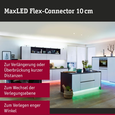 Moderne Küche mit LED-Beleuchtung unter der Kücheninsel in Weiß und Schwarz mit Holzfußboden