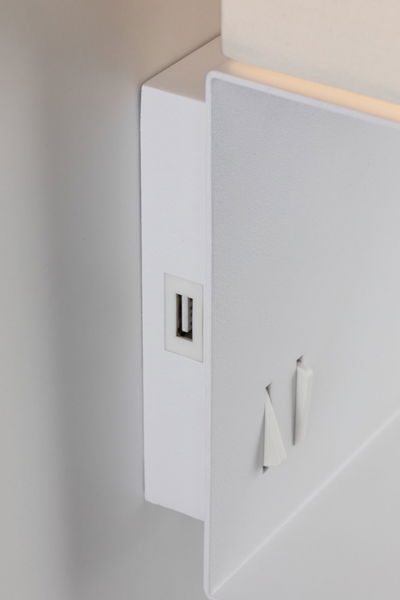 Hvid plastik væglysafbryder med USB-port til moderne indendørs belysning