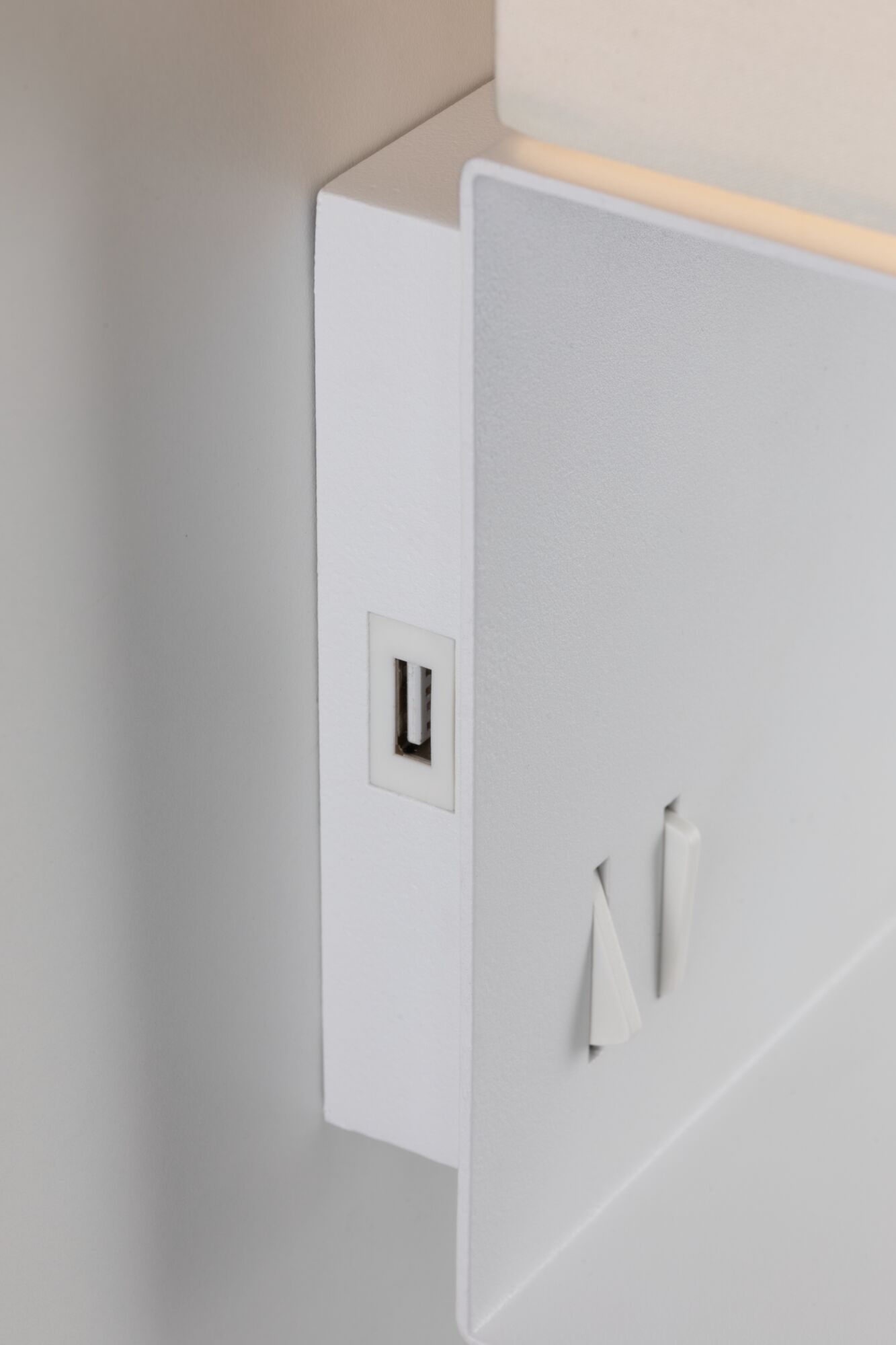 Witte kunststof wandlichtschakelaar met USB-poort voor moderne binnenverlichting