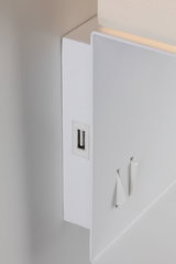 Weißer Wandlichtschalter mit USB-Anschluss aus Kunststoff für moderne Innenbeleuchtung