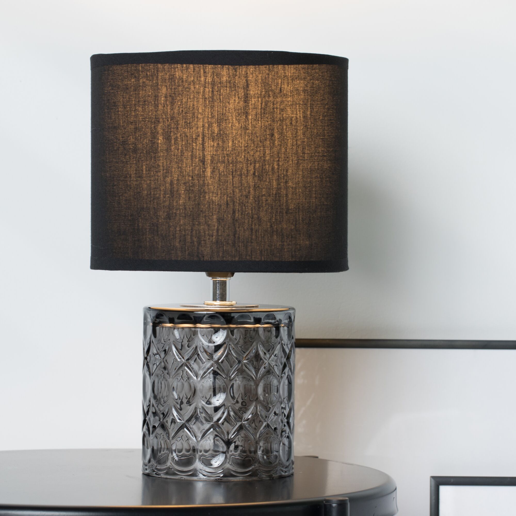 Lampe de table avec abat-jour en tissu noir et base en verre gris à motif pour éclairage intérieur élégant