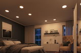 Chambre moderne avec spots LED encastrés blanc chaud au plafond pour un éclairage d'ambiance cosy
