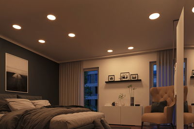 Modernes Schlafzimmer mit warmweißen LED-Einbaustrahlern in Decke für gemütliche Raumbeleuchtung