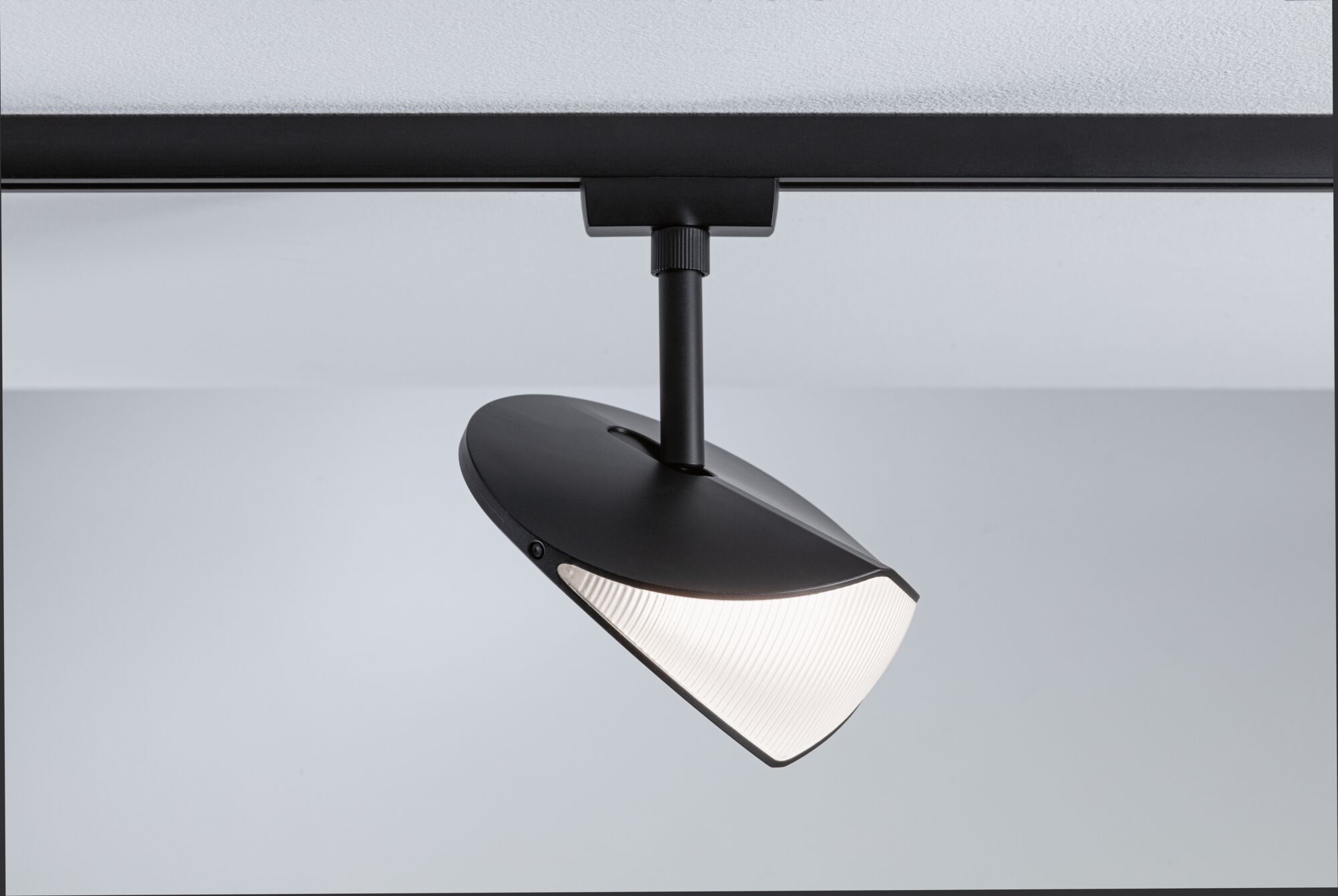 Schwarze LED-Schienenleuchte mit weißem, geriffelten Diffusor für moderne Innenbeleuchtung