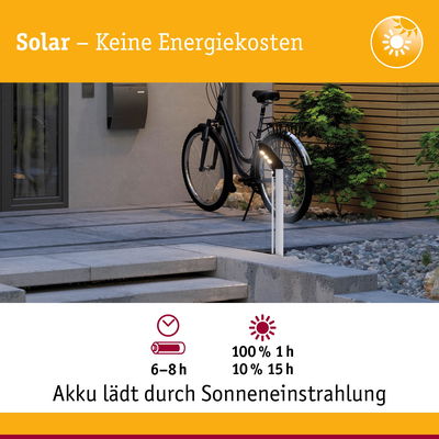 Solarbetriebene Außenleuchte in Weiß neben Fahrrad und Hauswand mit Ladezeitangabe durch Sonnenenergie