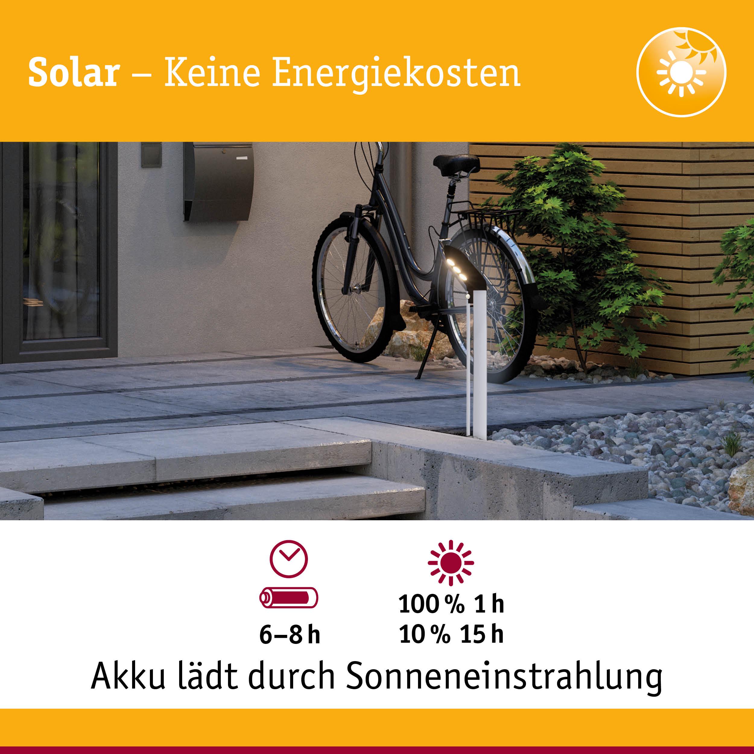Solarbetriebene Außenleuchte in Weiß neben Fahrrad und Hauswand mit Ladezeitangabe durch Sonnenenergie