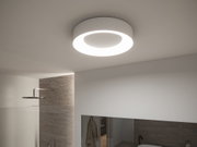 Runde weiße Deckenleuchte mit LED-Ring in modernem Badezimmer mit Dusche und Spiegel