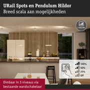 Moderne keuken met witte kasten en houten wand, verlicht door dimbare witte URail spots