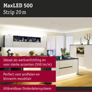 Moderne witte keuken met LED-stripverlichting onder kasten en plintverlichting