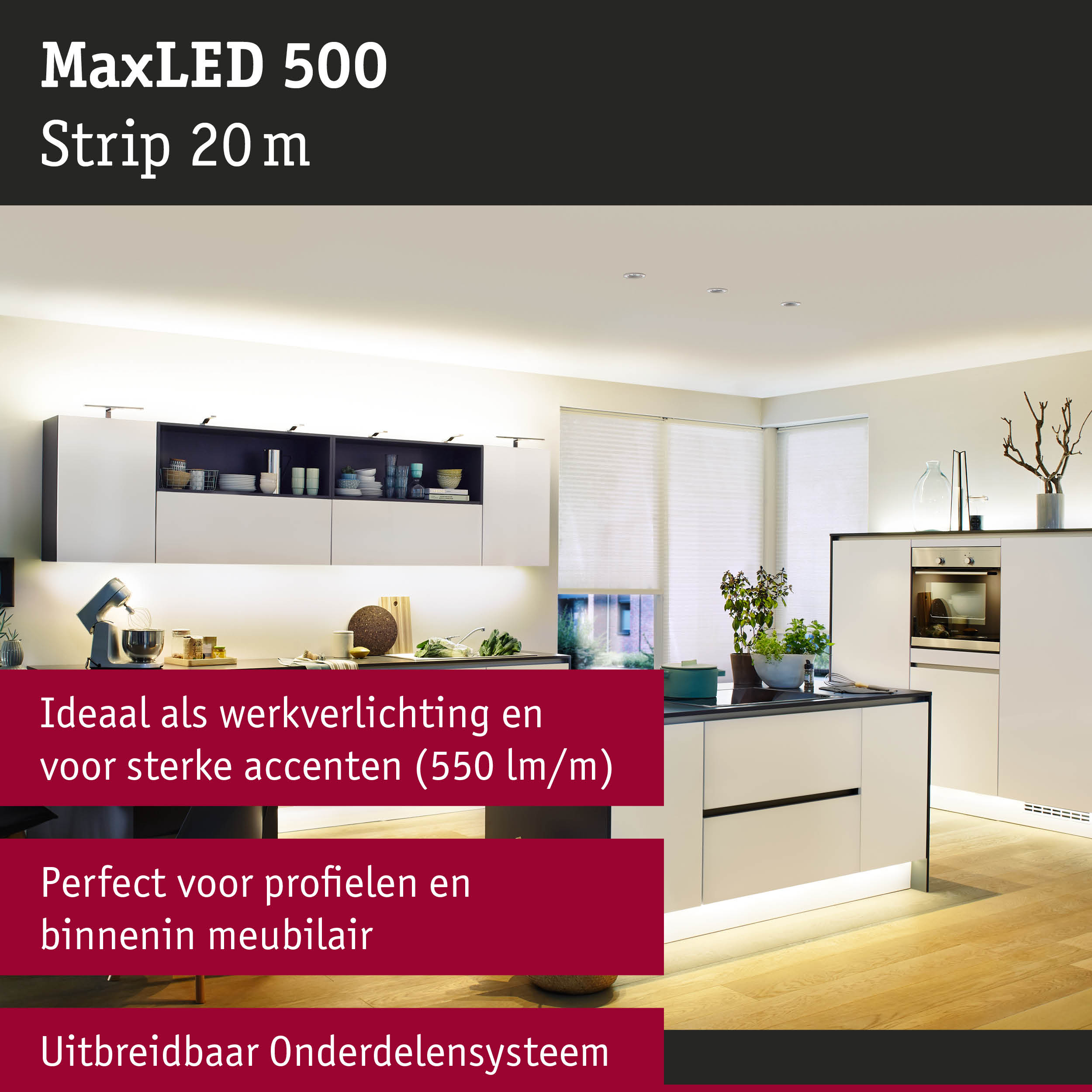 Moderne witte keuken met LED-stripverlichting onder kasten en plintverlichting