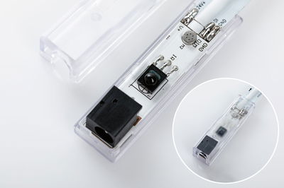 Elektronisches LED-Modul mit transparentem Kunststoffgehäuse und schwarzem Anschluss für Lichttechnik