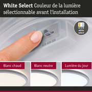 Doigt réglant la couleur de la lumière sur un interrupteur blanc, plafonnier LED avec sélection de couleur
