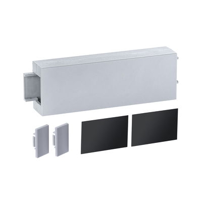 Boîtier en plastique gris avec deux caches gris et deux plaques noires pour système d'éclairage LED.