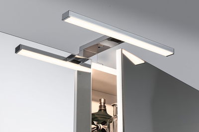 Moderne LED-Spiegelleuchte aus Chrom mit warmweißem Licht für Badezimmer und Kosmetikspiegel.