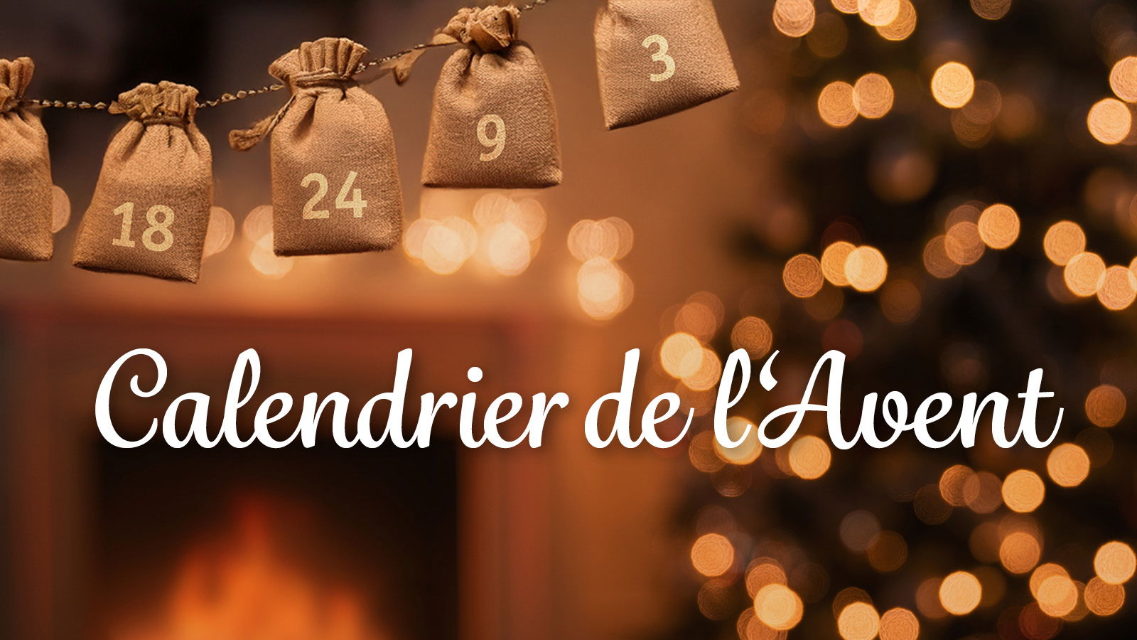 Calendrier de l'Avent en sacs en tissu marron numérotés avec lumières de Noël et cheminée en arrière-plan