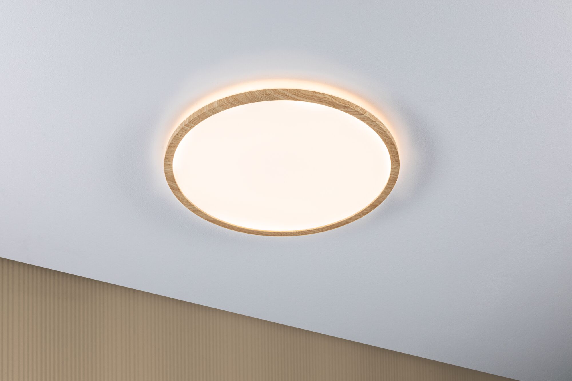 Rund loftlampe med træramme og varmt hvidt LED-lys til moderne belysning