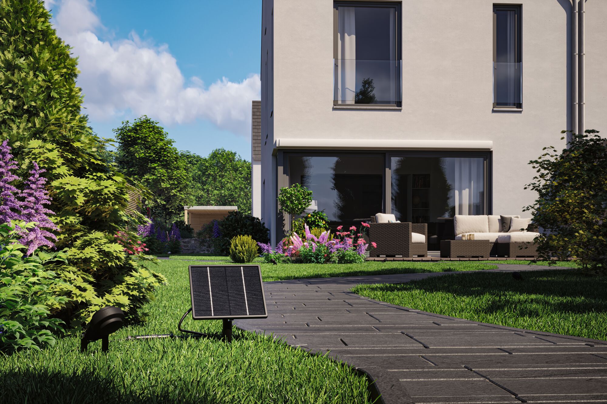 Solcelledrevet havebelysning med sort solpanel ved flisebelagt sti foran moderne hus med terrasse