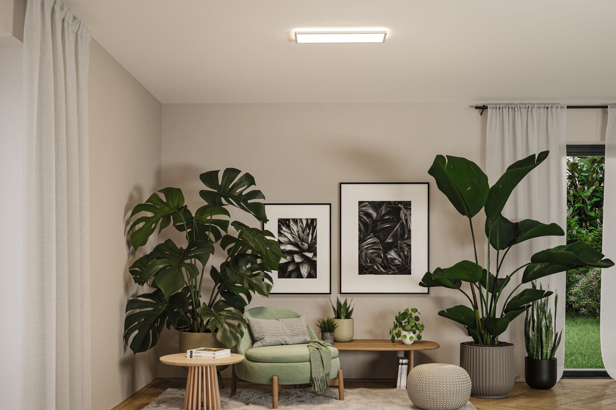 Salon moderne avec plafonnier rectangulaire blanc, plantes vertes et fauteuil confortable