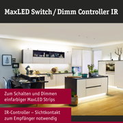 Moderne weiße Küche mit schwarzer Arbeitsfläche und LED-Beleuchtung unter Hängeschränken