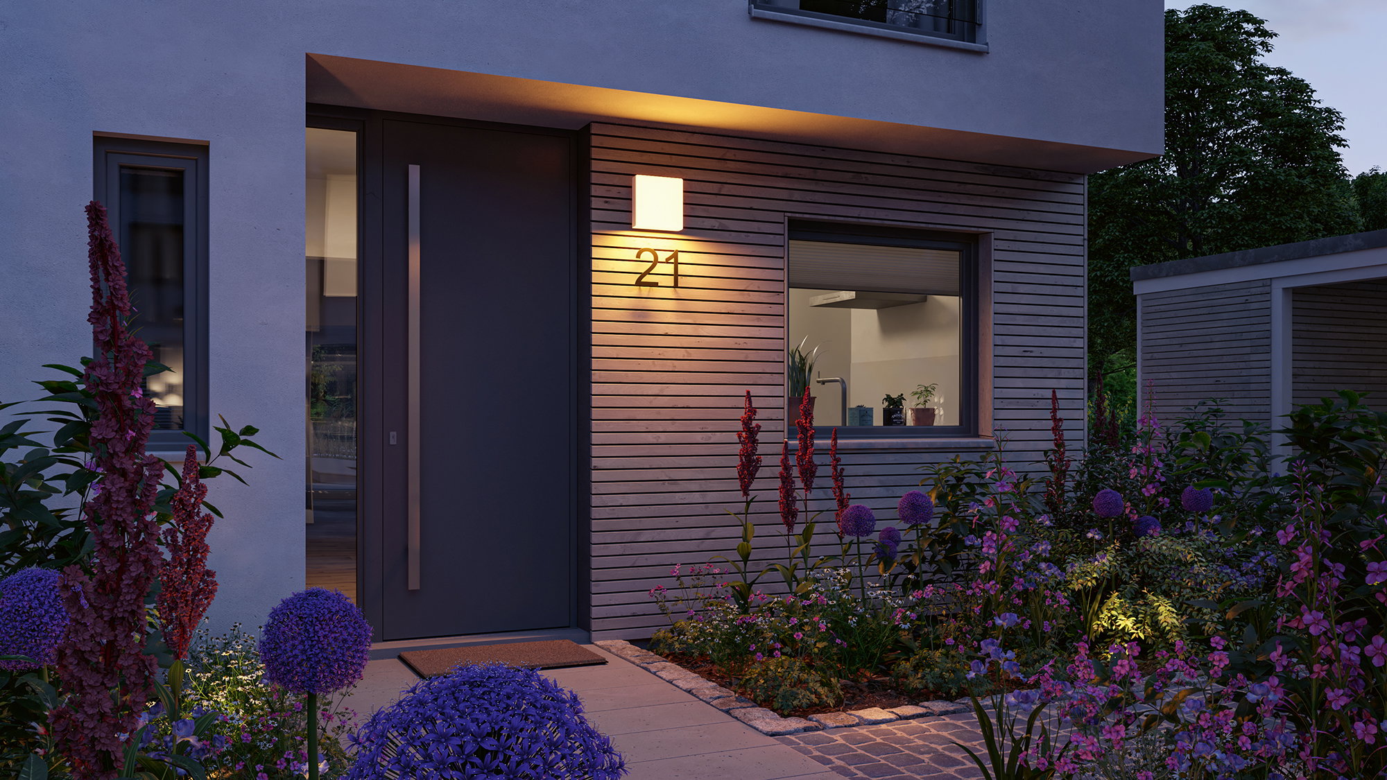 Moderne buitenwandlamp met warm wit licht op houten gevel bij voordeur en huisnummer 21 bij schemering