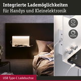 Weiße Wandlampe mit integriertem USB Type-C Ladeanschluss und dimmbarer Beleuchtung neben Bett.