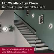 Moderne LED Wandleuchten in Weiß mit schwarzem Ring für direktes und indirektes Licht im Treppenhaus