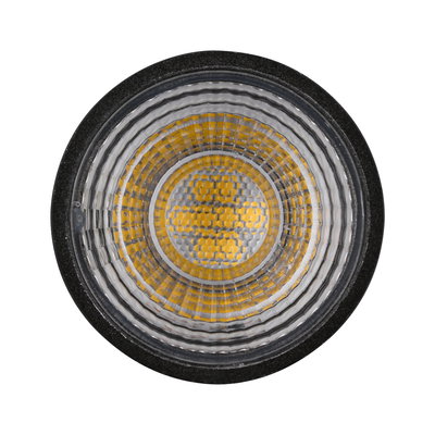 Nahaufnahme einer LED-Lampe mit schwarzem Rand und gelben Leuchtdioden für energiesparende Beleuchtung