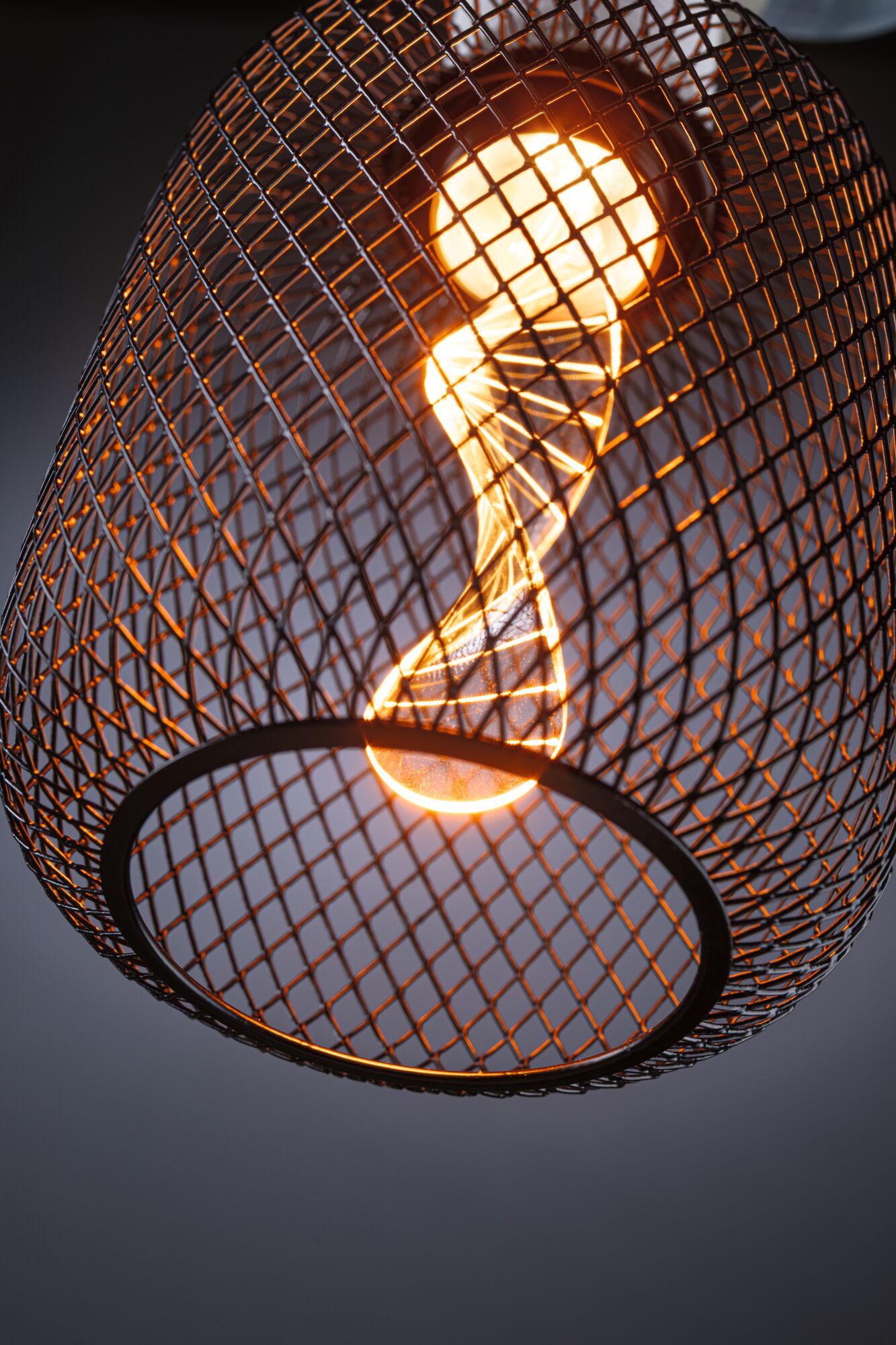Suspension moderne en métal noir avec ampoule LED blanc chaud pour un éclairage d'ambiance élégant