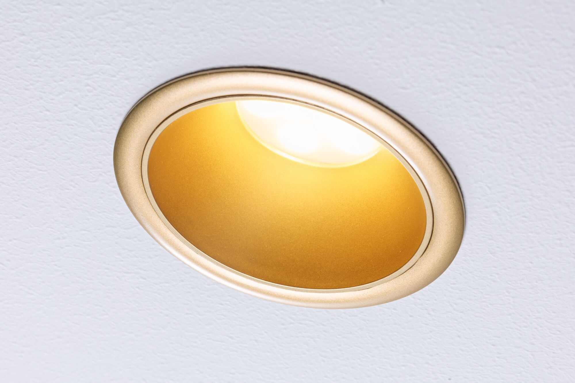 Rund indbygningsspot med gyldent aluminiumsramme og varmt hvidt LED-lys til opholdsrum.