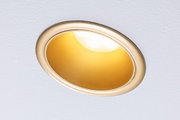 Runder Einbaustrahler mit goldfarbenem Aluminiumrahmen und warmweißem LED-Licht für Wohnräume.