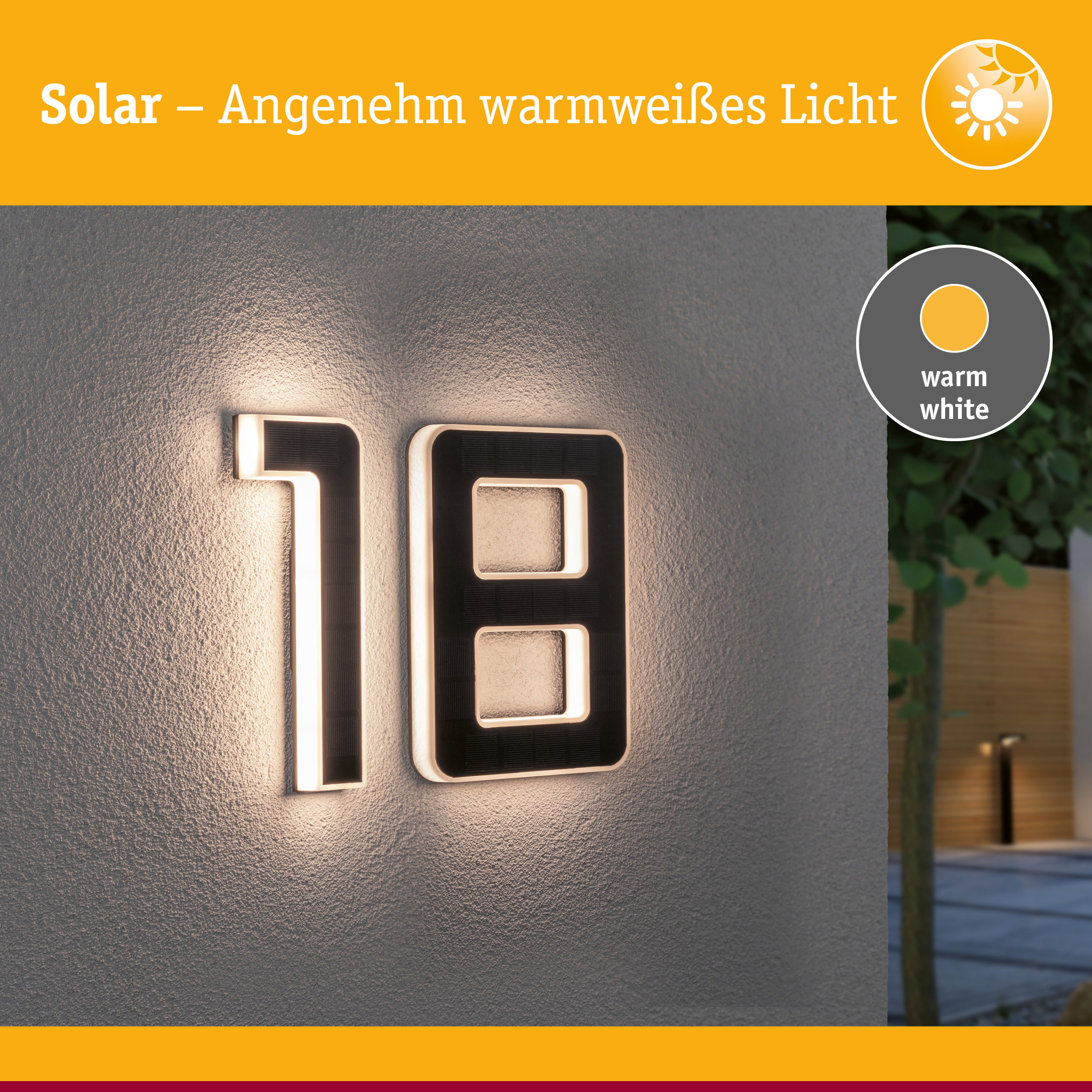 Solarhausnummer aus schwarzem Material mit warmweißem LED-Licht an grauer Wand