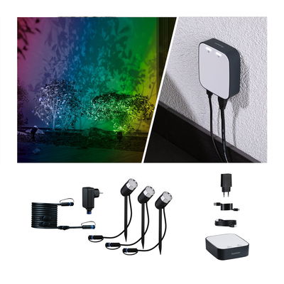 Éclairage de jardin extérieur avec trois projecteurs à piquer LED noirs et unité de contrôle pour effets lumineux colorés