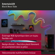 Tube néon LED RGB flexible coloré sur mur avec PC gaming et étagères dans la pièce