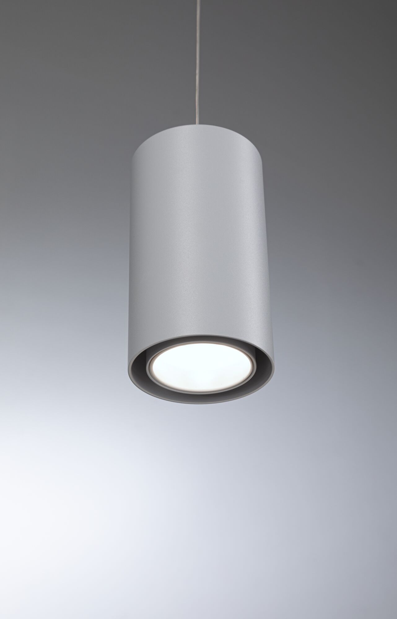 Moderner zylindrischer Deckenpendelleuchte aus mattem Aluminium in Grau mit LED-Licht.