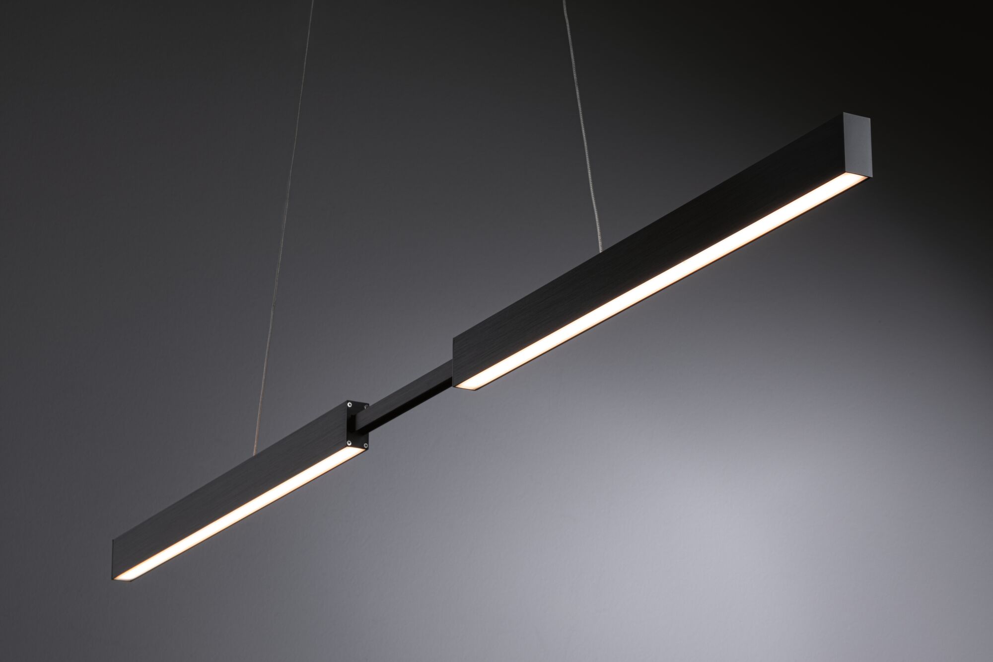 Zwarte metalen LED-hanglamp met lineair ontwerp en warm wit licht voor moderne interieurs