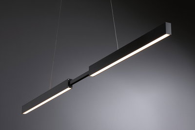 Schwarze LED-Pendelleuchte aus Metall mit linearem Design und warmweißem Licht für moderne Innenräume