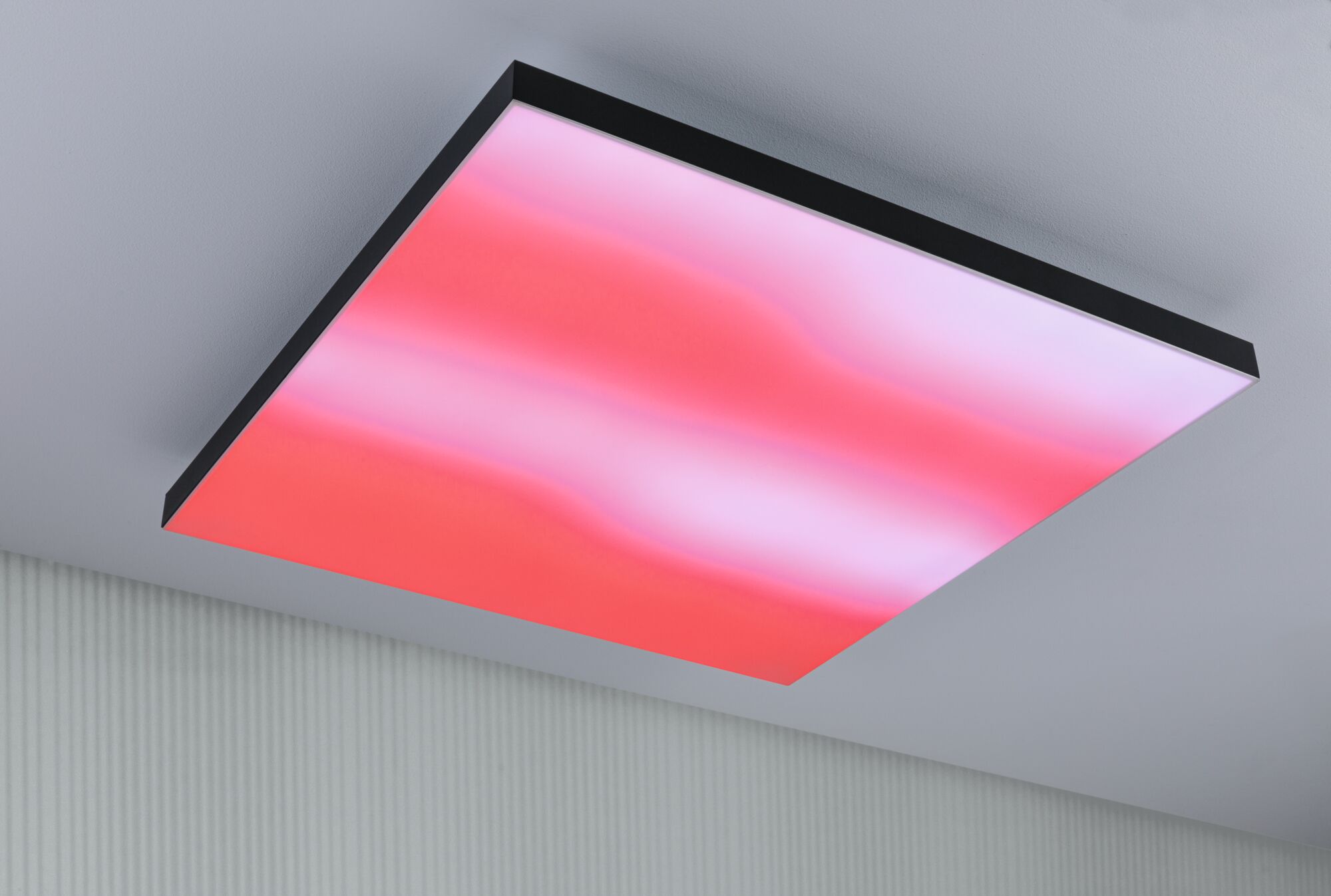Panneau LED carré moderne au plafond avec cadre noir et lumière rouge pour espaces de vie.