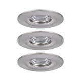 Trois spots encastrés ronds en acier inoxydable brossé pour éclairage LED moderne au plafond.