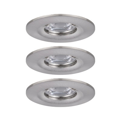 Drei runde Einbaustrahler aus gebürstetem Edelstahl für moderne LED-Deckenbeleuchtung.