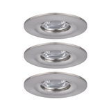 Trois spots encastrés ronds en acier inoxydable brossé pour éclairage LED moderne au plafond.